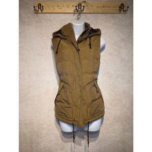 Eddie Bauer army green puffer vest size medium *